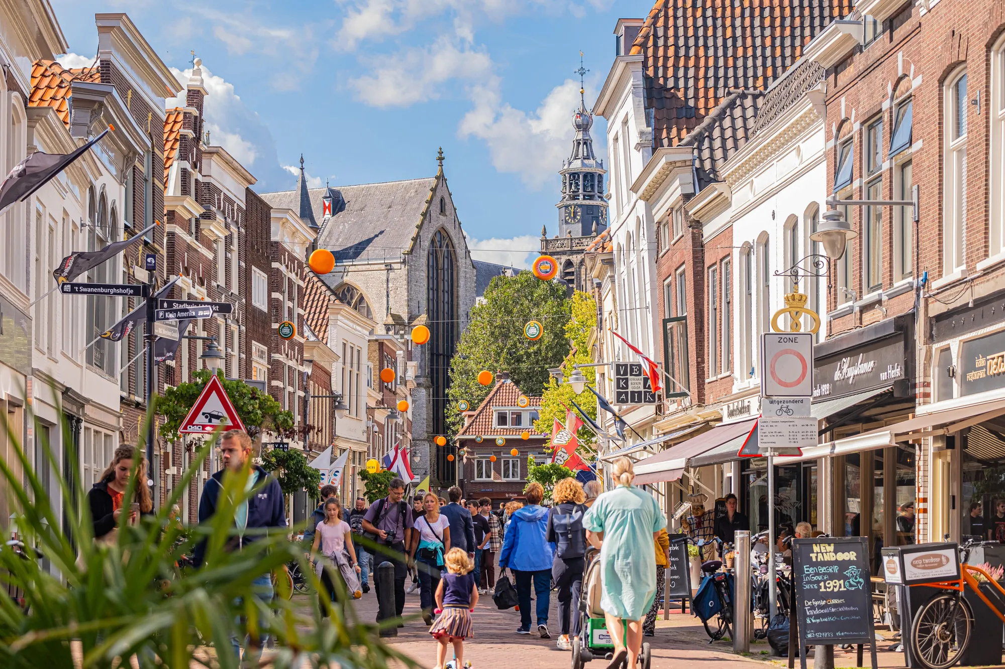 Winkelstraat in de binnenstad van Gouda