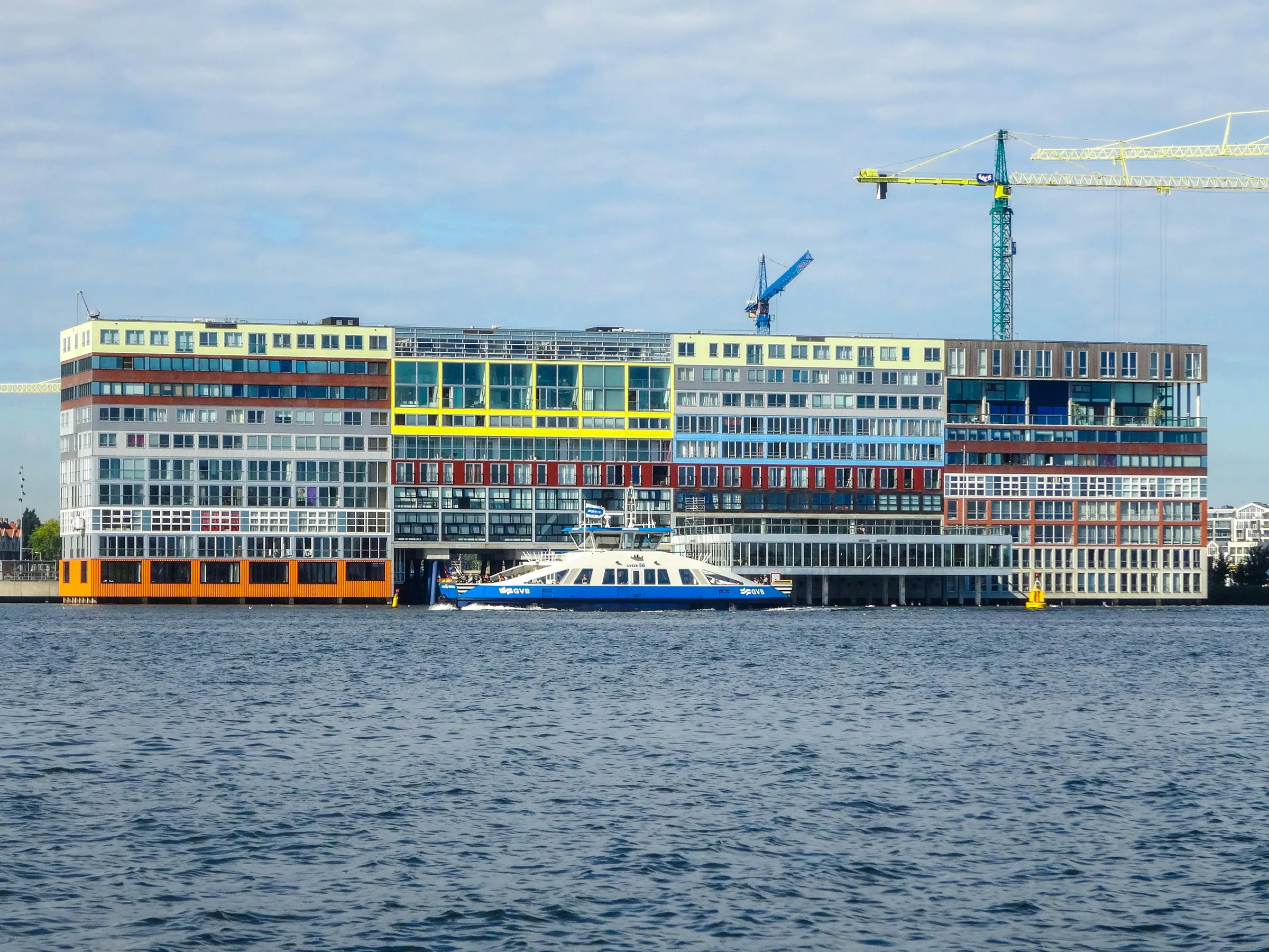 Kade met bouw aan het water